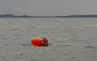 Pływak z Fromborka przepłynął Zalew Wiślany